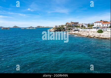 Das Le Petit Nice, ein 3-Sterne-Restaurant von Gerard Passédat, liegt wunderschön an den Klippen der Mittelmeerküste von Marseille. Stockfoto