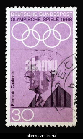 In Deutschland gedruckte Briefmarke mit Porträt von Pierre de Coubertin, Olympische Sommerspiele 1968, Spiele der XIX. Olympiade, Mexiko-Stadt, um 1968 Stockfoto