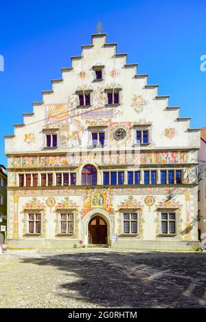 Beeindruckendes altes Rathaus in Lindau, erbaut 1422-1436. Blick von der Ludwigstraße. Lindau, Bayern (Bayern), Deutschland. Stockfoto