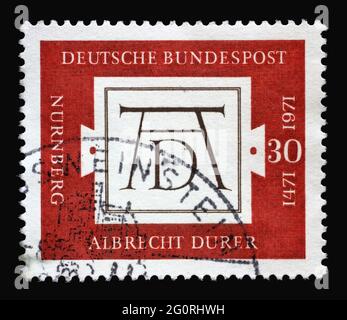 In Deutschland gedruckte Briefmarke zeigt AD, Signum von Albrecht Dürer (1471-1528), Maler und Grafiker, 500. Geburtstag von Albrecht Dürer, um Stockfoto