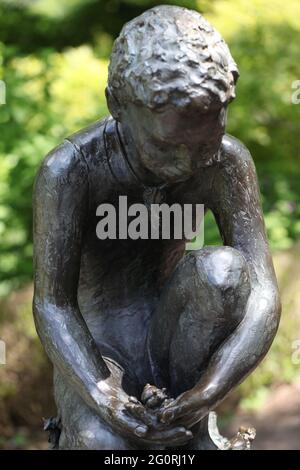 Bronzeskulptur, das Kind im Park, Billericay, Lake Meadows, Essex, Großbritannien Stockfoto