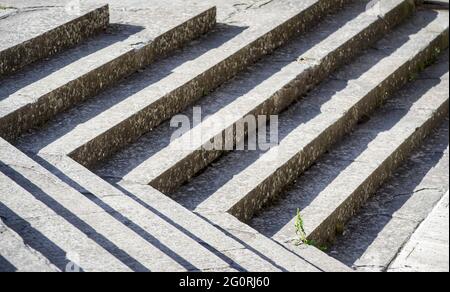 Geometrischer Hintergrund von Linien und Winkeln einer alten Steintreppe Stockfoto