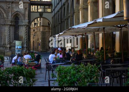 Arezzo, Italien, 04. Juni 2021, Menschen auf der Piazza Vasari sitzen an Bartischen mit medizinischen Masken Stockfoto