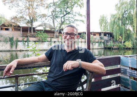 Genießen Sie traditionelle Street Food / Restaurants in Berlin Deutschland und Bier trinken Stockfoto