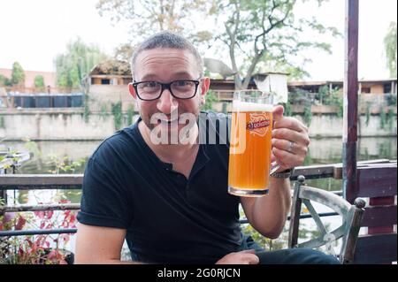 Genießen Sie traditionelle Street Food / Restaurants in Berlin Deutschland und Bier trinken Stockfoto