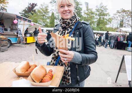 Genießen Sie traditionelle Street Food / Restaurants in Berlin Deutschland und Bier trinken Stockfoto