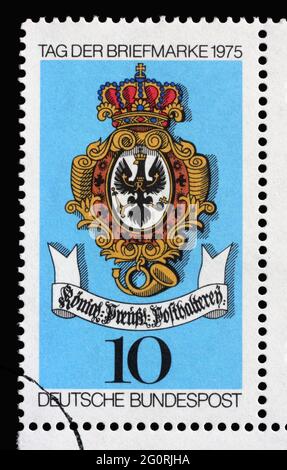 Eine in Deutschland gedruckte Briefmarke zeigt das Zeichen der Königlich Preußischen Post, 1776, Tag der Briefmarke, um 1975 Stockfoto