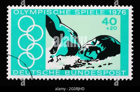 Eine in Deutschland gedruckte Marke zeigt Freestyle-Schwimmen, Olympische Sommerspiele 1976 in Montreal, um 1976 Stockfoto