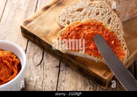 Toastbrot in Scheiben mit Sobrasada auf rustikalem Holztisch Stockfoto