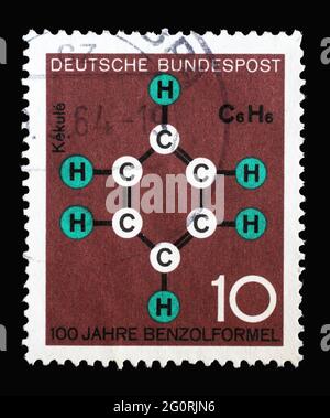 In Deutschland gedruckte Marke mit Fortschritten in Technologie und Wissenschaft: Benzolformel von Friedrich August Kekulé von Stradonitz, um 1964 Stockfoto