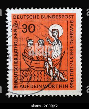 In Deutschland gedruckte Briefmarke mit einem Bild mit Jesus und zwei Fischern, 81. Deutscher Katholikentag in Bamberg, um 1966 Stockfoto