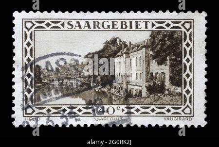 Briefmarke aus Deutschland Saar zeigt Saarlouis Befestigungsanlagen, um 1927 Stockfoto