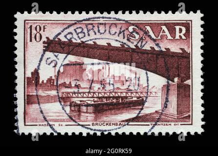 Briefmarke aus Deutschland Saar zeigt Brückenbau, Bevölkerungsumfrage, um 1955 Stockfoto