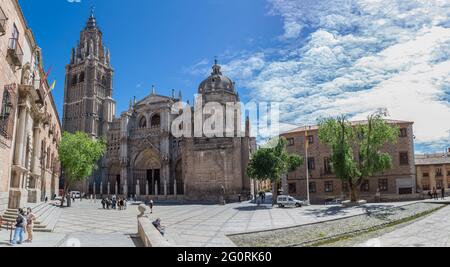 Toledo / Spanien - 05 12 2021: Panoramablick auf die plaza del ayuntamiento in Toledo, Hauptfassade der Primatenkathedrale der Heiligen Maria von Toledo, Sant Stockfoto