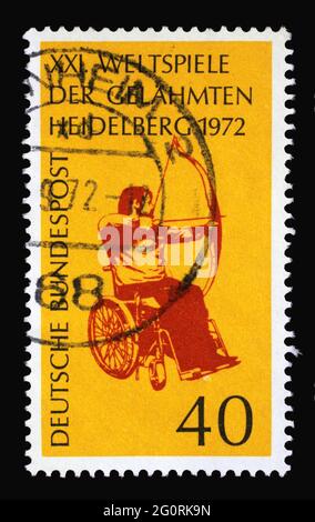 Stempel gedruckt in Deutschland mit Rollstuhl-Bogenschießen, 21. Internationale Spiele für Gelähmte, Heidelberg, um 1972 Stockfoto