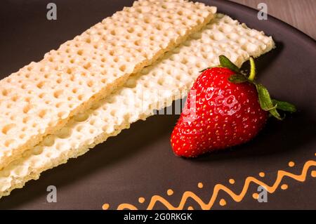 Frische Erdbeeren und diabetische Diät knirscht - knusprige Waffeln Brot aus Weizen, Textur close-up Stockfoto