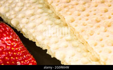 Frische Erdbeeren und diabetische Diät knirscht - knusprige Waffeln Brot aus Weizen, Textur close-up Stockfoto