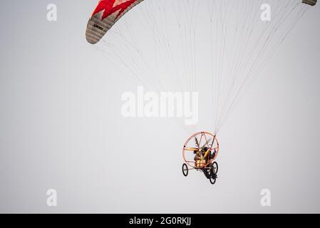 Serock, Polen - 11. Juni 2020: Moto-Gleitschirm in der Luft. Motorbetriebener Gleitschirmflug. Stockfoto