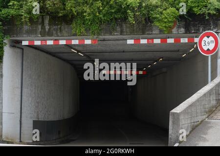 Eingang zu einer Tiefgarage. Für Fahrzeuge gibt es eine Höhenbegrenzung von 3.9 m. Stockfoto