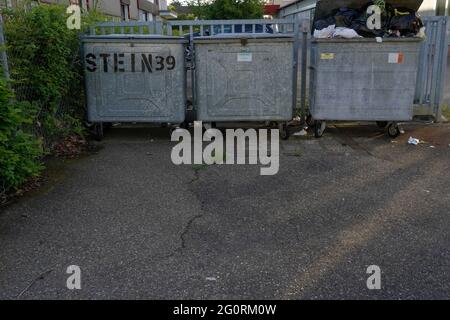 Großformatige Metallabfallbehälter im Industriegebiet in Urdorf. Abfallwirtschaft im Industrieviertel eines Schweizer Dorfes. Stockfoto