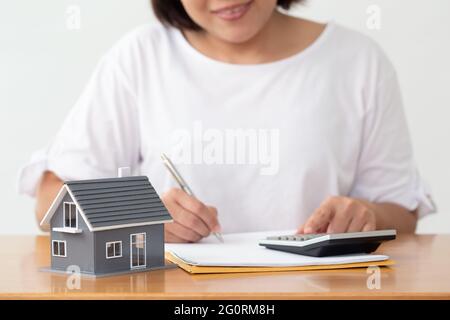 Frau bereitet Dokumentendatei für Darlehen zu Hause und Refinanzierung Stockfoto
