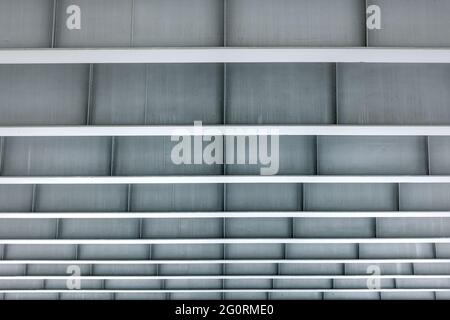 Moderne Architektur in minimalistischem Gebäude. Blick von unten auf eine graue Metallkonstruktion mit einem geraden Rahmen Stockfoto