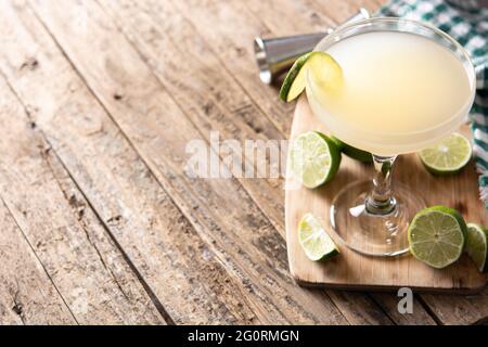 Klassischer Daiquiri-Cocktail aus Glas auf Holztisch Stockfoto