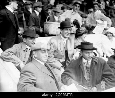 Jim Corbett, Boxer (Mitte) und Blossom Seeley (Ehefrau von Rube Marquard), um Corbett bei World Series Game One am 7. Oktober 1913 zu verlassen. Stockfoto