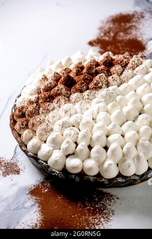 Hausgemachte glutenfreie Tiramisu traditionelle italienische Dessert mit Kakao bestreut Puder über weißem Marmortisch Stockfoto