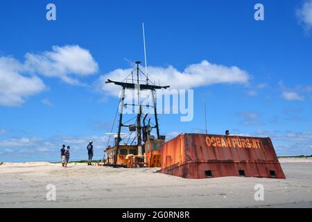 Der Fischtrawler Ocean Pursuit strandete am Strand am Oregon Inlet, Nags Head, North Carolina, 1. März 2020 und versinkt über ein Jahr später am Strand. Stockfoto