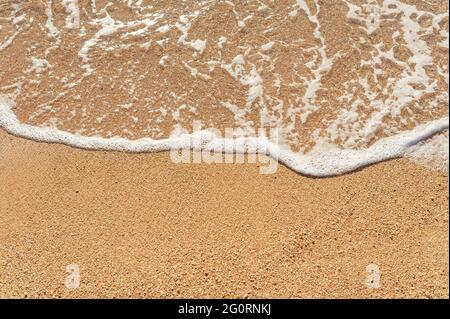 Strand Sand Sea Shore mit Welle und weiß schaumig Sommer Hintergrund, Luftstrand Draufsicht über Meer mit Platz für Ihren Text Stockfoto