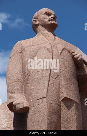 Wladimir-Lenin-Denkmal vor dem Parlamentsgebäude in Tiraspol, Moldawien, Transnistrien Stockfoto