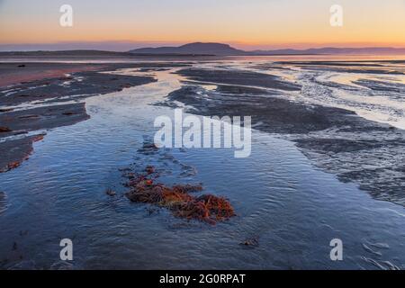 Irland, County Sligo, Knocknarea Mountain vom Lissadell Beach aus gesehen. Stockfoto