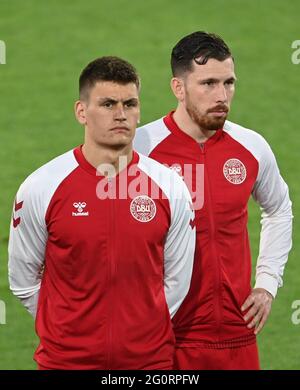 Innsbruck, Österreich. Juni 2021. Fußball: Internationale, Deutschland - Dänemark im Tivoli-Stadion. Die Dänemarks Joakim Maehle (l.) und Pierre Emile Höjbjerg vor dem Spiel. Quelle: Federico Gambarini/dpa/Alamy Live News Stockfoto