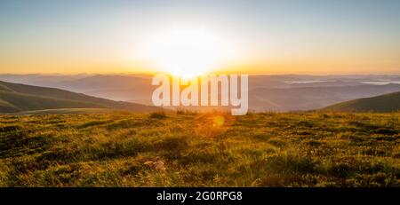 sonnenaufgang über den Bergen. Karpaten. Ukraine Stockfoto