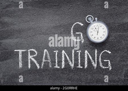 Go Training Slogan auf Tafel mit vintage präziser Stoppuhr geschrieben Stockfoto