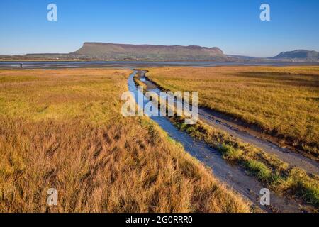 Irland, County Sligo, Ben Bulben Berg mit Rosses Point 3. Strand im Vordergrund an einem klaren Wintertag. Stockfoto