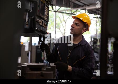 Schwere Industriearbeiter arbeitet an Metall-Fabrik, Maschine für Stahlkonstruktion Industrie-Konzept Stockfoto