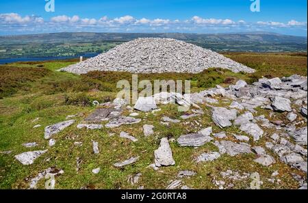 Irland, County Sligo, Castlebaldwin, Carrowkeel Megalithischer Friedhof, Blick vom Gipfel über einen der cairns. Stockfoto