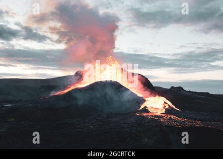 MAI 2021: Das ausgedehntere vulkanische System Fagradalsfjall umfasst ein Gebiet mit eruptiven Spalten (Fissurenschwarm), Kegeln und Lavafeldern im südlichen Teil der Halbinsel Reykjanes. Seit Ende Februar 2021 begann in der Nähe des Fagradalsfjall eine starke seismische Krise, die als Eindringen von Magma in geringer Tiefe interpretiert wird. Dies führte zum ersten historischen Ausbruch des Vulkans am 19. März 2021. Stockfoto