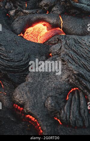 MAI 2021: Das ausgedehntere vulkanische System Fagradalsfjall umfasst ein Gebiet mit eruptiven Spalten (Fissurenschwarm), Kegeln und Lavafeldern im südlichen Teil der Halbinsel Reykjanes. Seit Ende Februar 2021 begann in der Nähe des Fagradalsfjall eine starke seismische Krise, die als Eindringen von Magma in geringer Tiefe interpretiert wird. Dies führte zum ersten historischen Ausbruch des Vulkans am 19. März 2021. Stockfoto