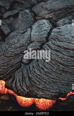 MAI 2021: Das ausgedehntere vulkanische System Fagradalsfjall umfasst ein Gebiet mit eruptiven Spalten (Fissurenschwarm), Kegeln und Lavafeldern im südlichen Teil der Halbinsel Reykjanes. Seit Ende Februar 2021 begann in der Nähe des Fagradalsfjall eine starke seismische Krise, die als Eindringen von Magma in geringer Tiefe interpretiert wird. Dies führte zum ersten historischen Ausbruch des Vulkans am 19. März 2021. Stockfoto