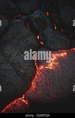 MAI 2021: Das ausgedehntere vulkanische System Fagradalsfjall umfasst ein Gebiet mit eruptiven Spalten (Fissurenschwarm), Kegeln und Lavafeldern im südlichen Teil der Halbinsel Reykjanes. Seit Ende Februar 2021 begann in der Nähe des Fagradalsfjall eine starke seismische Krise, die als Eindringen von Magma in geringer Tiefe interpretiert wird. Dies führte zum ersten historischen Ausbruch des Vulkans am 19. März 2021. Stockfoto