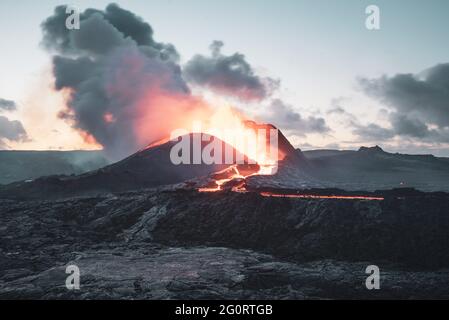 MAI 2021: Das ausgedehntere vulkanische System Fagradalsfjall umfasst ein Gebiet mit eruptiven Spalten (Fissurenschwarm), Kegeln und Lavafeldern im südlichen Teil der Halbinsel Reykjanes. Seit Ende Februar 2021 begann in der Nähe des Fagradalsfjall eine starke seismische Krise, die als Eindringen von Magma in geringer Tiefe interpretiert wird. Dies führte zum ersten historischen Ausbruch des Vulkans am 19. März 2021. Stockfoto