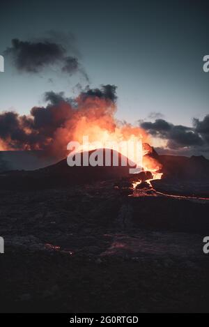 MAI 2021: Das ausgedehntere vulkanische System Fagradalsfjall umfasst ein Gebiet mit eruptiven Spalten (Fissurenschwarm), Kegeln und Lavafeldern im südlichen Teil der Halbinsel Reykjanes. Seit Ende Februar 2021 begann in der Nähe des Fagradalsfjall eine starke seismische Krise, die als Eindringen von Magma in geringer Tiefe interpretiert wird. Dies führte zum ersten historischen Ausbruch des Vulkans am 19. März 2021. Stockfoto