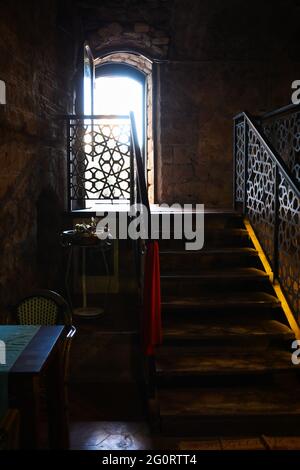 Eingangstür zum historischen römischen Gebäude mit Treppe, natürlicher Hintergrundbeleuchtung, Kopierraum. Stockfoto