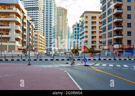 DUBAI, VAE - MÄRZ 2020: Al Sayorah St in Dubai Marina, VAE Stockfoto