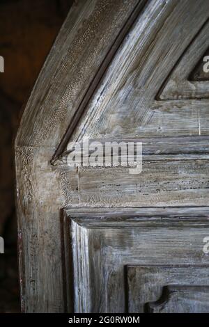 Alte hölzerne braune historische Tür Nahaufnahme auf schwarzem Hintergrund, Platz zum Kopieren. Stockfoto