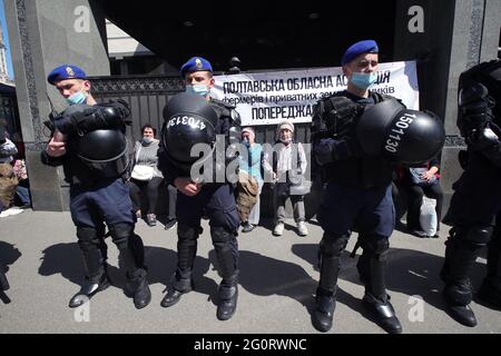 KIEW, UKRAINE - 3. JUNI 2021 - die Polizei von Riot steht während einer Protestaktion gegen den Verkauf von Land vor dem Verfassungsgericht, Kiew, Capita, Wache Stockfoto