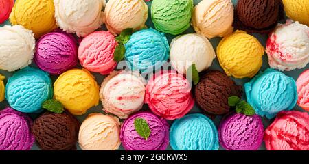 Eine Auswahl an Eiswürfeln. Bunte Eiscreme in verschiedenen Geschmacksrichtungen. Blick von oben auf Eis isoliert mit Minze, Sauce Stockfoto